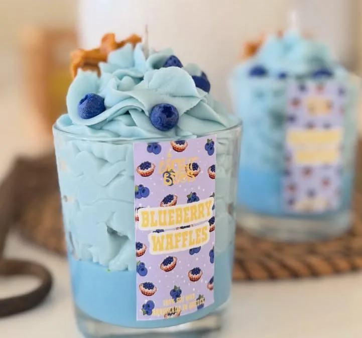 Κερί Blueberry Waffles σε γαλάζιο κερί με μύρτιλα από κερί