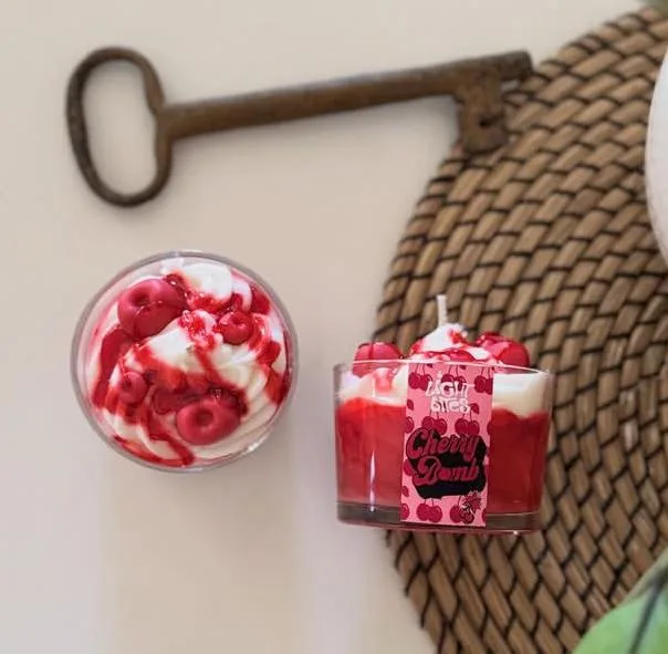 Κερί Cherry Bomb σε βαθύ κόκκινο με κεράσια από κερί