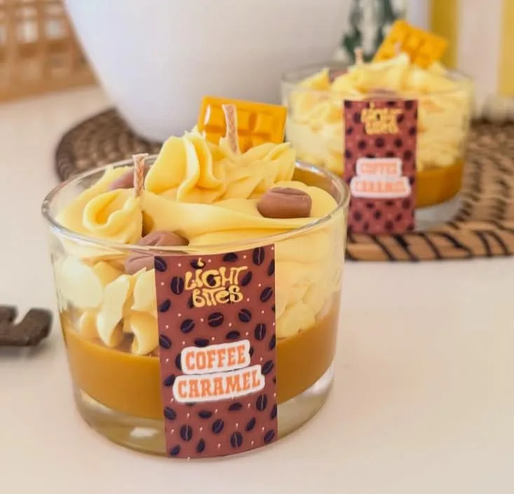 Κερί Coffee Caramel σε χρυσαφί απόχρωση με ετικέτα με κόκκους καφέ