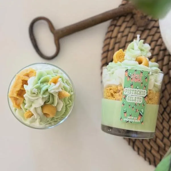Κερί Pistachio Gelato με πράσινη σαντιγί από κερί και τρίμμα