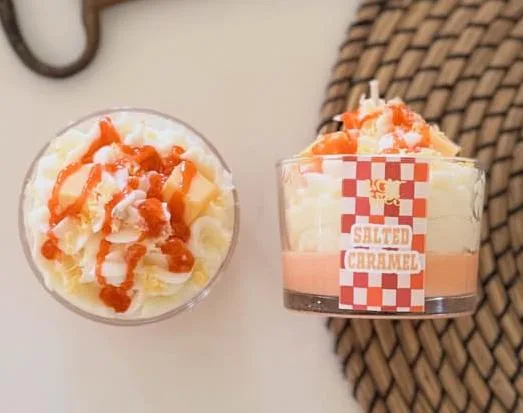Δύο κεριά Salted Caramel με σαντιγί από κερί και σάλτσα καραμέλας
