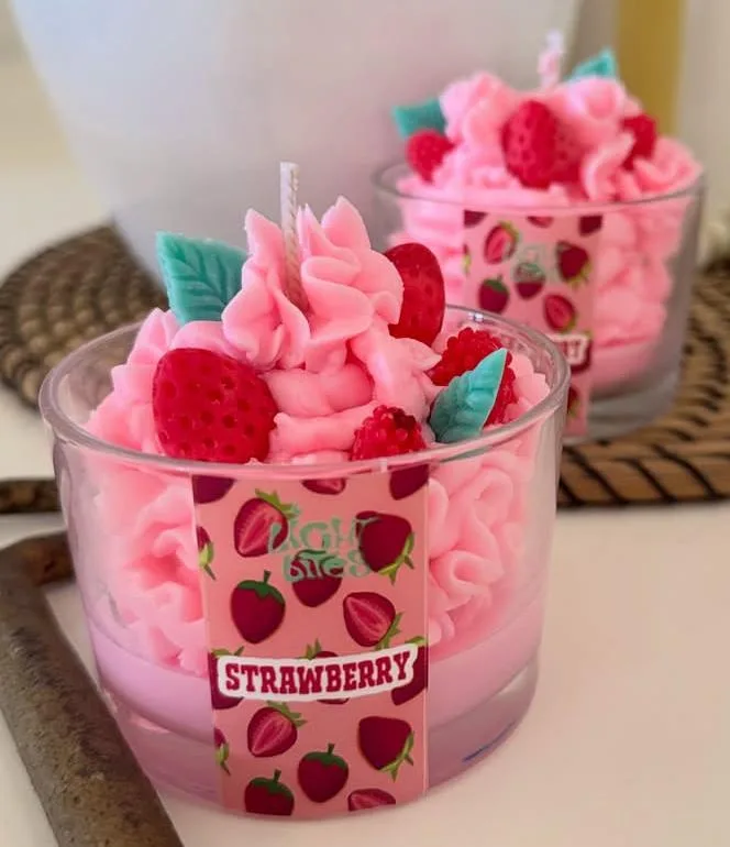 Κερί Strawberry με ροζ σαντιγί από κερί και φράουλες, με ετικέτα με φράουλες
