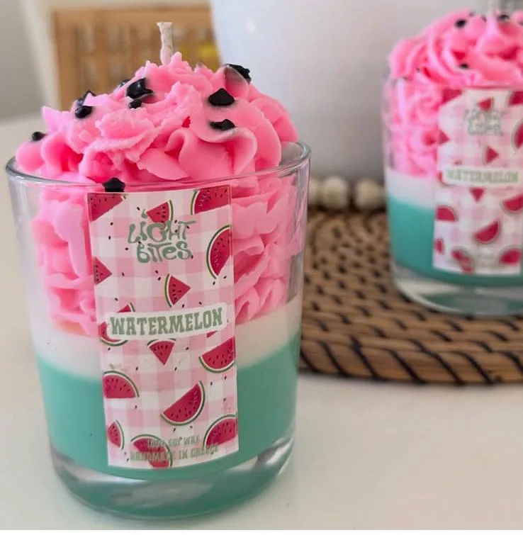 Κερί Watermelon με ροζ σαντιγί από κερί πάνω σε τιρκουάζ βάση